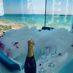 Luxury By The Sea, Mamaia Apartment *