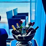 Luxury By The Sea, Mamaia Apartment