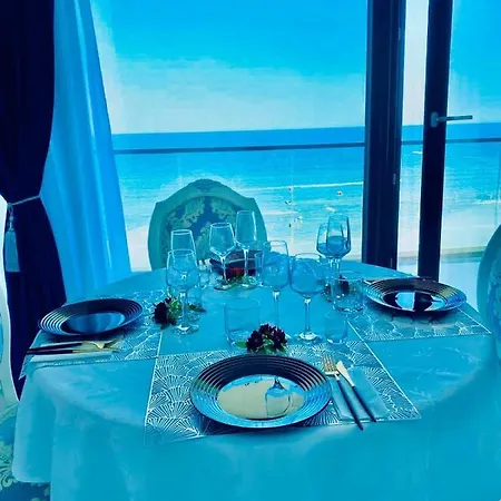 Luxury By The Sea, Mamaia