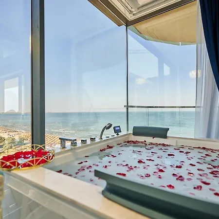Luxury By The Sea, Mamaia