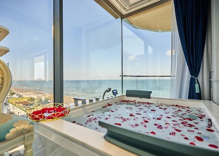 Luxury By The Sea, Mamaia